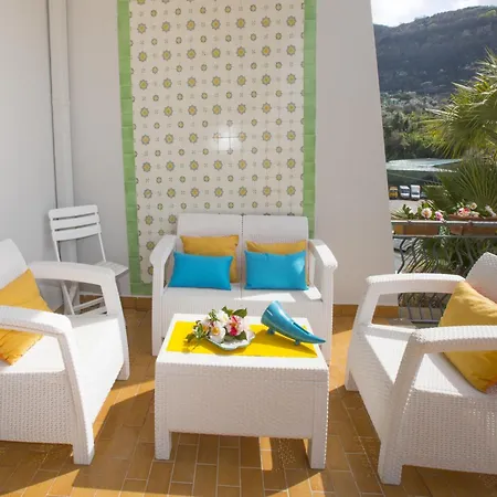 דירה Apartment In Sorrento With Jacuzzi Garden סורנטו